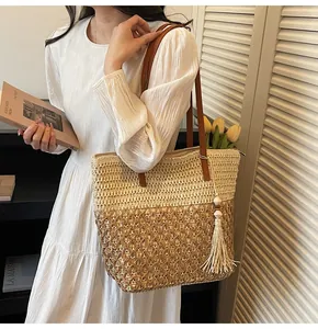 Détail du sac cabas tissé ajouré avec sangles en cuir marron et pompon à perles