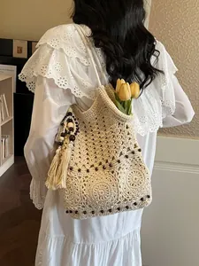 Beige Häkel-Strick-Tote-Tasche mit Quasten und Perlen für den entspannten Strandurlaub