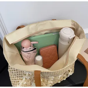 Vue de dessus du sac cabas en paille spacieux montrant la capacité pour tablette et objets