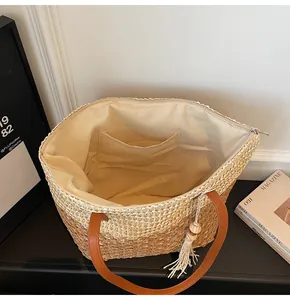 Vue de dessus du sac cabas tissé montrant la doublure interne et le gland décoratif
