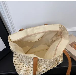 Détail du grand sac cabas tissé avec fermeture éclair, doublure et poche intérieure