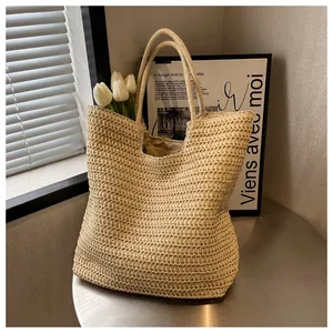 Détail d'un sac cabas en paille tissé à la main sur une table avec décor élégant