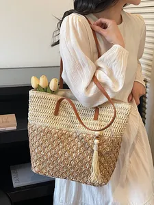 Sac Fourre-tout en Paille Tissé Contrasté pour Femmes Grande Capacité Décontracté Plage Vacances Sac à Épaule Avec Gland Bandoulière en Cuir PU