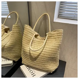 Détail du sac cabas en paille tissée avec texture fine et couleur beige crème
