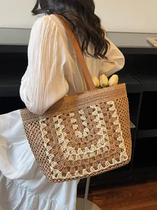 Grand sac cabas en paille avec motifs géométriques et anses en cuir pour la plage