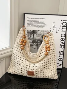 Sac fourre-tout beige crocheté à la main avec poignées en perles de bois et anneaux dorés