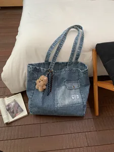 Grande borsa tote in denim a righe blu con ciondolo a orsetto e tasca frontale