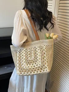 Grand sac cabas en crochet beige avec anses en cuir marron pour vacances d'été