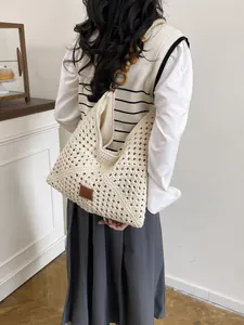 Sac fourre-tout tissé beige minimaliste avec perles en bois pour la plage ou le quotidien