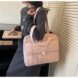 Detail einer rosa gesteppten Laptoptasche mit vertikalen Nähten und Fronttasche