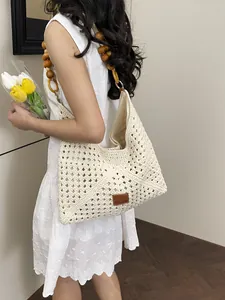 Sac fourre-tout tissé bohème blanc cassé avec bandoulière en perles de bois et logo chic