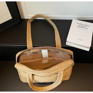Vista interna con compartimentos multicapa y funda protectora para portátil del bolso