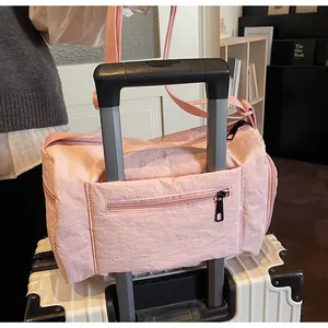 Sac de voyage rose en nylon avec passant pour valise et poche zippée cachée