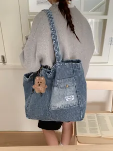 Grande borsa tote minimalista in denim a righe per donna con grazioso ciondolo a cucciolo