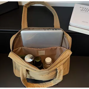 Vista interior del bolso tote acolchado caqui con compartimento para PC y gran espacio