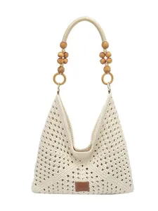 Grand sac cabas beige tissé ajouré avec poignées en perles de bois et écusson en cuir