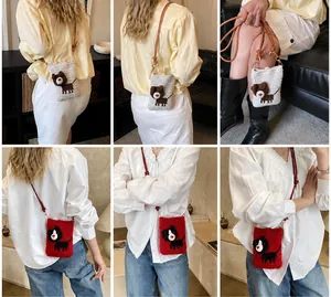 Detail van handgemaakte gehaakte mini-crossbodytassen met schattige puppy- en katpatronen