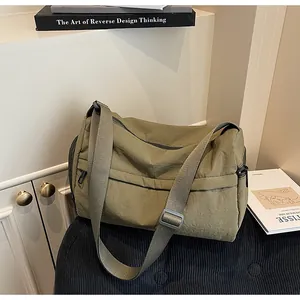 Détail du sac à bandoulière en nylon vert armée avec fermetures éclair et sangle large