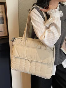 Bolso tote acolchado beige para portátil con correas suaves para el uso diario moderno