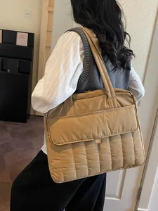 Bolso acolchado caqui para portátil de mujer con un diseño elegante y profesional
