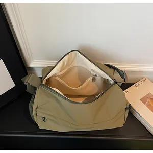 Vue de dessus de l'intérieur spacieux avec poche zippée d'un sac cabas en nylon kaki