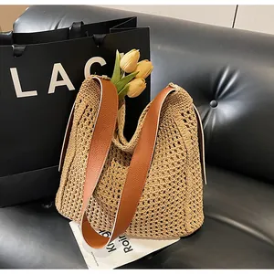 Détail du sac fourre-tout tissé à la main avec bandoulière en cuir marron chic