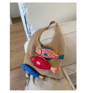 Gros plan du sac cabas en tricot avec breloques poissons colorées et texture épaisse