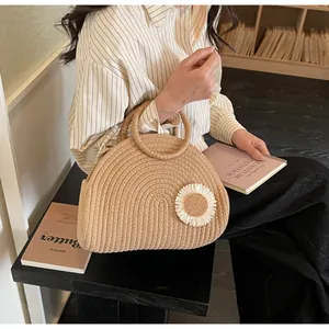Detailansicht der handgefertigten Strohtasche mit einer 3D-Gänseblümchen-Blumendekoration