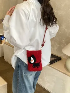 Schattige rode gehaakte crossbody tas met cartoon hondje en gouden metalen gespen