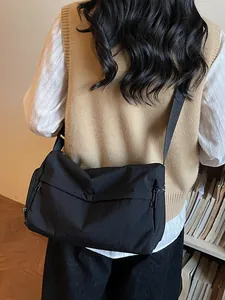 Sac polochon en nylon noir tendance avec bandoulière réglable pour les déplacements quotidiens