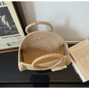 Detailansicht der beigen Strohtasche mit weißen 3D-Blumen und engem Webmuster