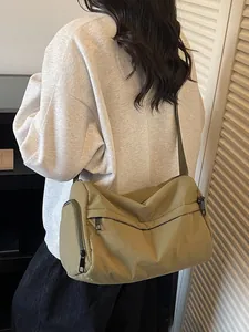 Sac polochon en nylon vert olive avec plusieurs zips et bandoulière réglable