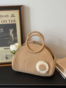Große Strandtasche aus Stroh mit Gänseblümchen-Anhänger und runden Griffen