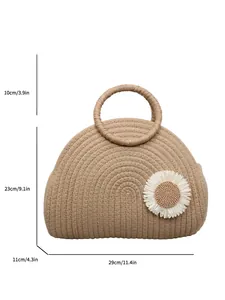 Große beige geflochtene Strohtasche mit Gänseblümchen-Deko und Maßen auf weißem Grund