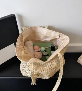 Détail intérieur du grand sac de plage tissé montrant la doublure et la poche zippée