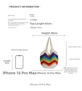 Detaillierte Größenangaben für Regenbogen-Stricktasche im Vergleich zum iPhone 16 Pro Max