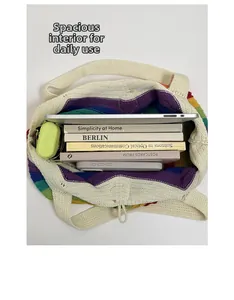 Geräumiger Innenraum einer gestrickten Regenbogentasche mit Platz für Bücher