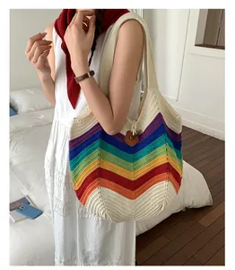 Detail der bunten regenbogengestreiften Stricktasche mit Textur und brauner Schnalle