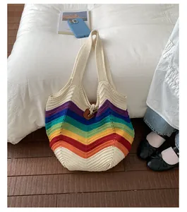 Detailansicht der Regenbogen-Häkeltasche mit Holzhorn-Verschluss und Leder-Applikationen
