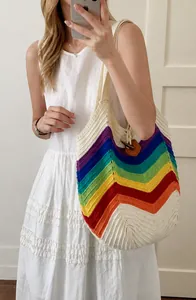Detail der Strick-Tragetasche mit Regenbogen-V-Streifen und Vintage-Holzknebelverschluss