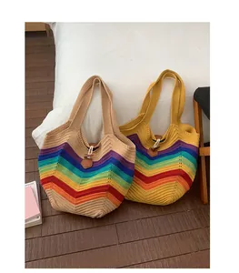 Detaillierte Strickstruktur der Boho-Regenbogentasche mit Knebelverschluss aus Holz und Wellenmuster