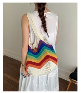 Nahaufnahme der böhmischen Regenbogen-Stricktasche mit dicker Baumwoll-Webstruktur