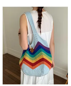 Detail der bunten Regenbogen-Stricktasche mit weicher Textur und Leder-Seitenschnalle