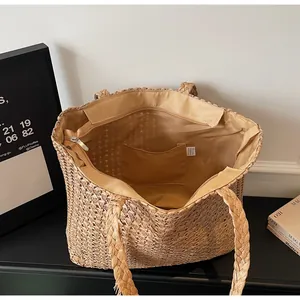 Détail du sac en paille tissée avec doublure en tissu et fermeture à glissière sûre