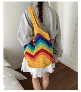 Detail der bunten Regenbogen Stricktasche mit lebhaften V-förmigen Farbmuster Streifen