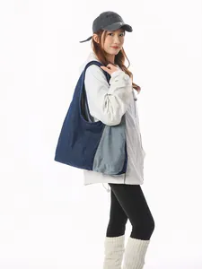 Δίχρωμη τσάντα denim tote με ευρύχωρο σχήμα μισοφέγγαρου για καθημερινή μετακίνηση