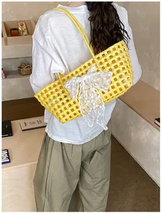 Détail du panier tissé jaune avec nœud en dentelle blanche et texture ajourée