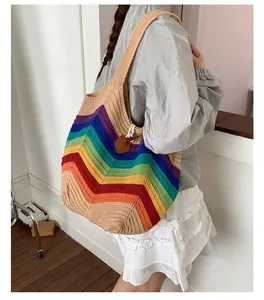 Detail der bunten regenbogengestreiften Stricktasche mit Lederbesatz und Wellenmuster