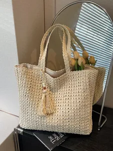 Sac cabas en paille beige avec pompon à franges et longues anses pour plage d'été