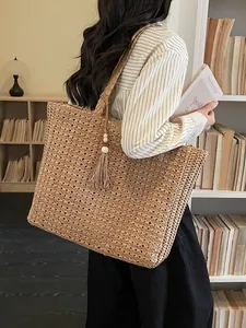 Grand sac cabas en paille avec pompon et texture tissée pour les vacances d'été